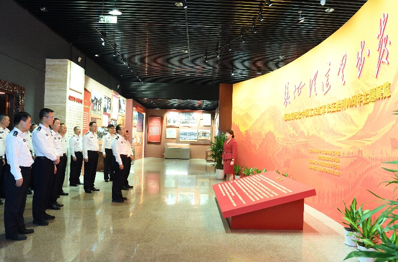 省公安厅组织参观福建省纪念红军长征胜利90周年主题展览1.jpg